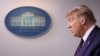 У травні президент США Дональд Трамп розкритикував сервіси соціальних мереж після того, як мережа Twitter почала попереджати абонентів про можливі неточності в його твітах