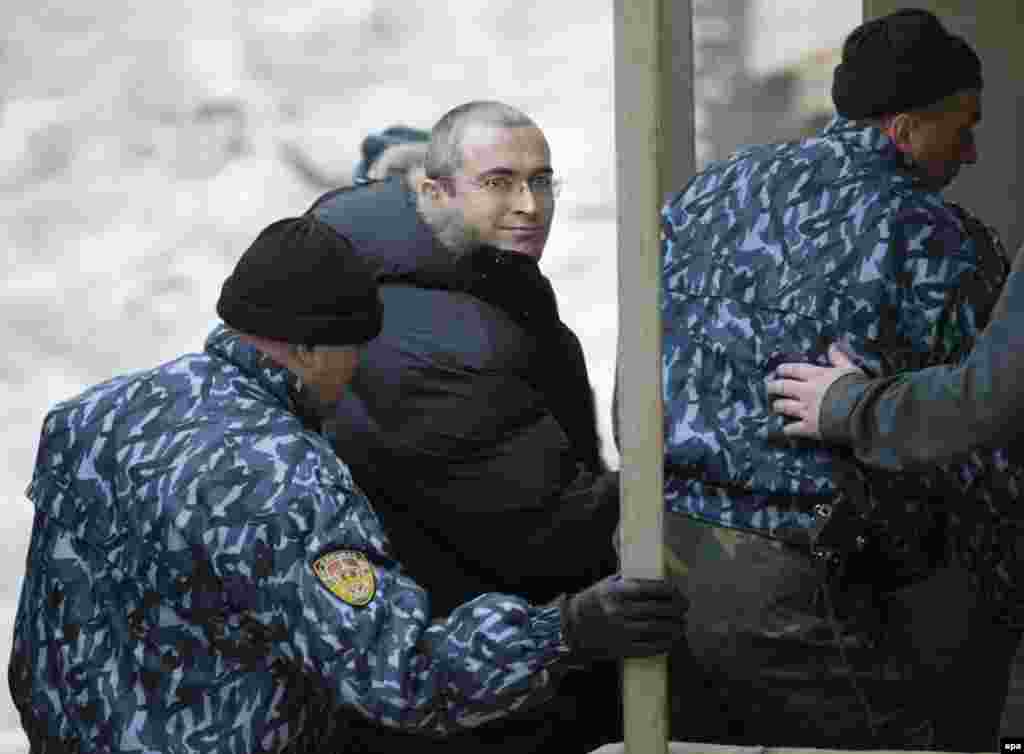Ходорковскийди сотко алып баруу. Москва. 23-декабрь, 2003-жыл. 