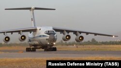 Ҳавопаймои Ил-76МД, ки шаҳрвандони Тоҷикистонро аз Афғонистон берун овард