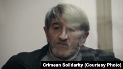 Омбудсмен додала, що Приходька понад три місяці утримують в одиночній камері, де йому доводиться проводити весь день на ногах