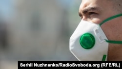 «У першу чергу, вони надійдуть в лікарні і поліклініки, працівникам громадського транспорту, в аптеки КП «Фармація», – написав Кличко у твітері