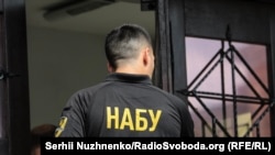 Наприкінці 2019 року детективи НАБУ затримали колишнього начальника Головного слідчого управління ГПУ і підприємця за підозрою у можливому шахрайстві й пособництві у наданні неправомірної вигоди керівнику одного з правоохоронних органів