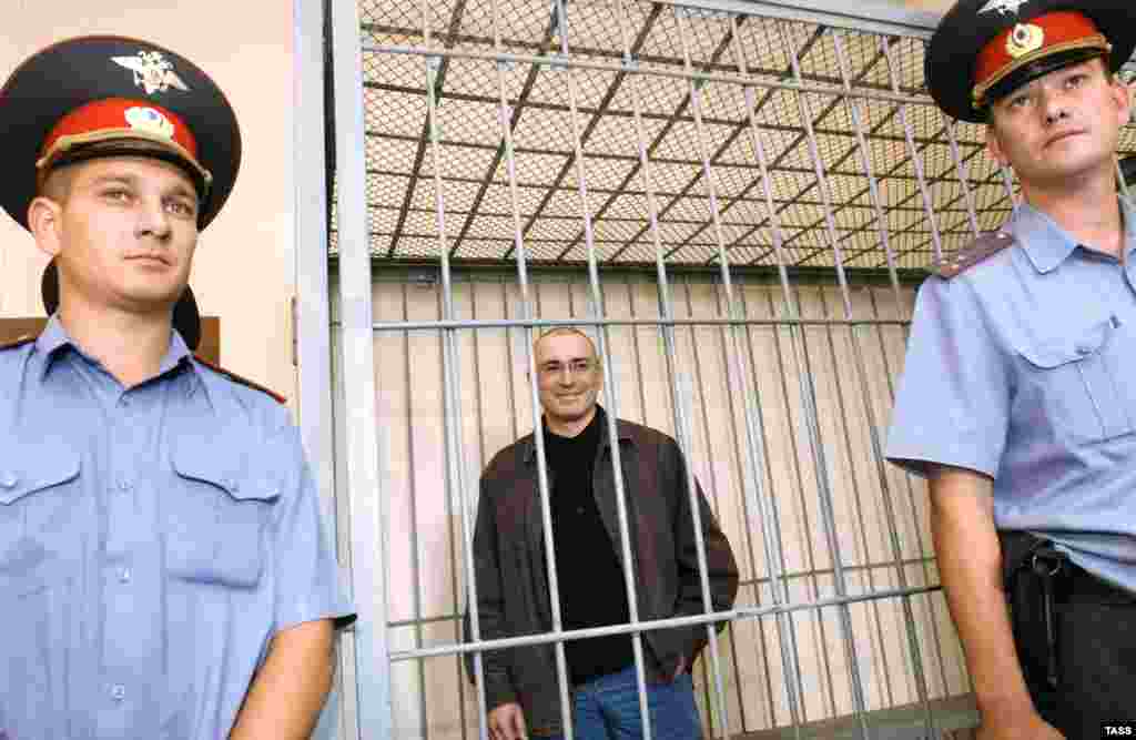 Ходорковский Чита облустук сотунда. Ал түрмөдө жаткан кезде ЮКОС таратылып, дээрлик мамлекет карамагына өтүп кеткен. Чита, 2008-жылдын октябры.&nbsp;