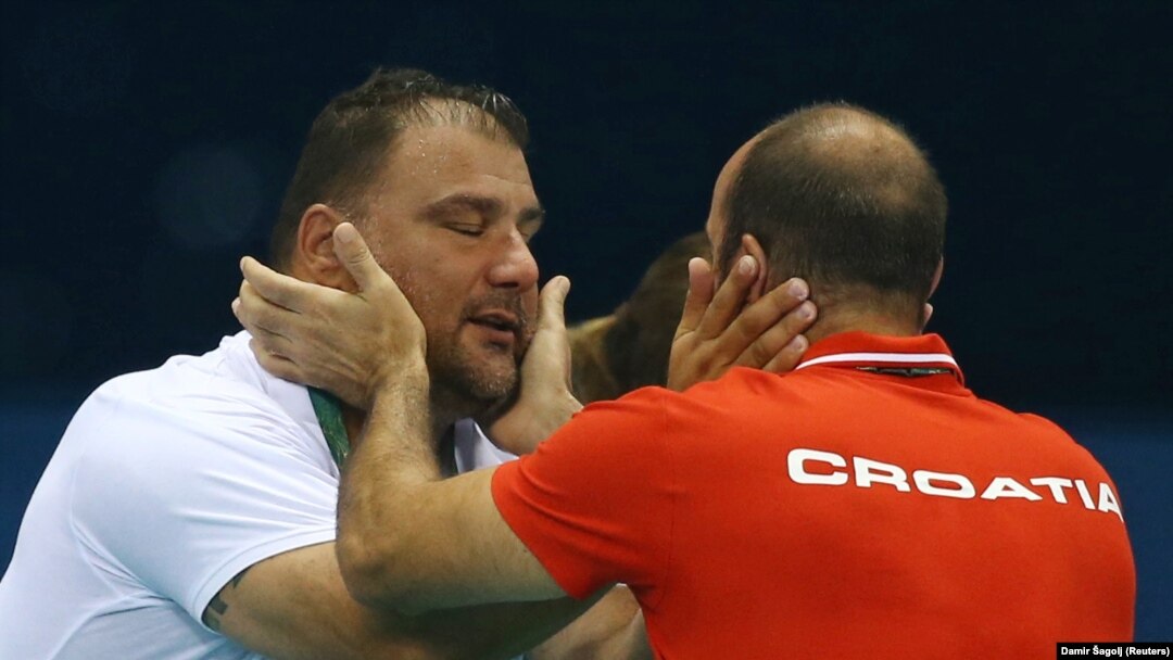 Hrvatski vaterpolo trener Ivica Tucak čestita treneru Srbije Dejanu Saviću olimpijsko zlato 