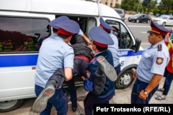 Поліцейські затримують громадян у центрі Алмати, де очікувався несанкціонований мітинг. 10 червня 2019 року