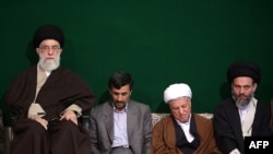 اکبر هاشمی رفسنجانی (نفر وسط) و محمود احمدی نژاد در کنار آیت الله خامنه ای.