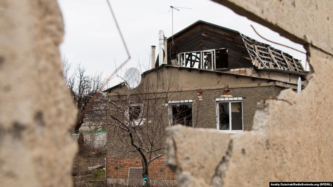Ілюстраційне фото. Зруйнований обстрілом будинок у Станиці Луганській, 18 березня 2016 року