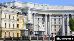 «Ми не зверталися до російської сторони із відповідними проханнями», – заявив речник МЗС