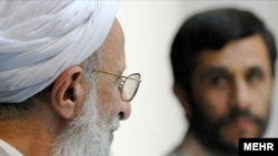 بسیاری بر این عقیده اند که او پدر معنوی دولت محمود احمدی نژاد، رییس جمهوری اسلامی است.(عکس: مهر)