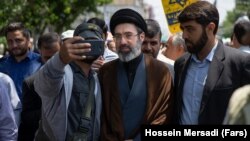 مجتبی خامنه‌ای (در وسط)