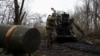 Український військовий готується вести вогонь із гаубиці «Богдана» в районі Покровська, квітень 2025 року