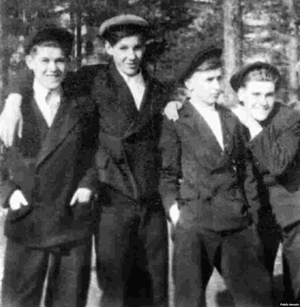 Борис Єльцин (в центрі ліворуч) відпочиває з друзями в Радянському Союзі в роки правління Сталіна. Перший президент Росії в дитячі роки вважався обдарованим і дуже неспокійним. Його розваги призвели до того, що під час вибуху гранати він втратив два пальці лівої руки