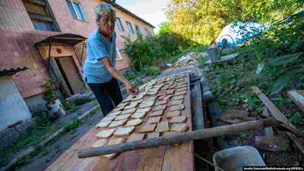 Місцева жителька Ольга сушить на сухарі хліб, який їй дали військові. &ndash; Чому звідси не їдете? &ndash; Куди? У мене пенсія &ndash; 1400 (гривень). Яке житло я можу знайти за ці гроші? А ще треба прожити. І комунальні