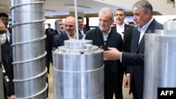 Prezident Məsud Pezeşkian və İran Atom Enerjisi Təşkilatının (AEOI) rəhbəri Məhəmməd İslami