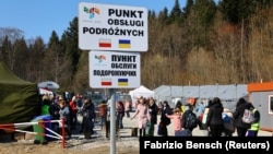 Українці, в порівнянні з іншими категоріями біженців, відносно не потерпали від бюрократичної тяганини, прибуваючи, швидко юридично оформлювали себе в ЄС як тимчасових резидентів