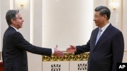 Рукостискання китайського президента Сі Цзіньпіна (праворуч) та держсекретаря США Ентоні Блінкена. Пекін, 19 червня 2023 року