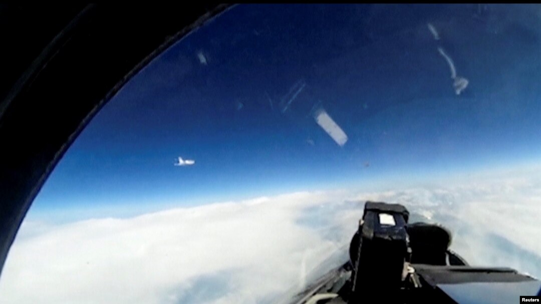 Ilustrativna fotografija - prikaz video snimka koje je rusko ministarstvo odbrane objavilo u januaru 2019. prikazujući ruski vojni avion Su-27 koji presreće švedski izviđački avion iznad Baltičkog mora.