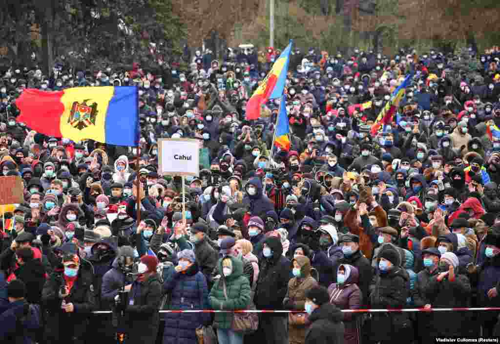 У столиці Молдови Кишиневі близько 20 тисяч людей вийшли на демонстрацію на підтримку обраної президентки країни, проєвропейської діячки Маї Санду, вимагаючи відставки уряду країни і дострокових парламентських виборів. На фото: Прихильники обраної президентки Молдови Маї Санду під час мітингу біля будинку Уряду в Кишиневі, 6 грудня 2020 року