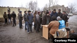 Ілюстраційне фото. Видача гуманітарної допомоги, Нікішине, Донецька область. Грудень 2015 року