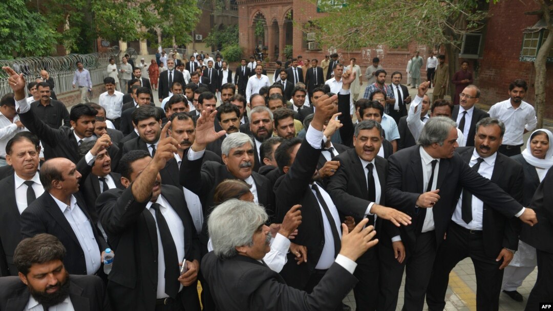 د پاکستان وکیلانو هم د پوځي عدالتونو د مظاهرې کړې دي. پخوانی انځور
