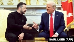 Стосунки між Дональдом Трампом (п) і Володимиром Зеленським (л) перейшли у публічну конфронтацію під час особистої зустрічі 28 лютого 2025 року
