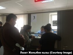 Мать и ребенок в консульстве.