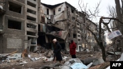 Місцеві жителі йдуть повз житловий будинок, зруйнований ракетним обстрілом Росії в місті Селидове Донецької області, Україна, 16 лютого 2024 року. Фото ілюстративне