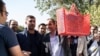 زنبیل قرمز، پانسیون آموزش زبان و سه صندلی در جاده دماوند