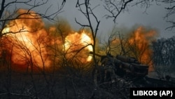 Українські військові обстрілюють з артилерії позиції російських військ поблизу Бахмута Донецької області, 20 листопада 2022 року, ілюстративне фото