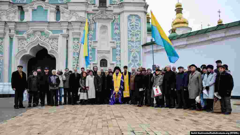 Із нагоди 40-річчя створення Української Гельсінської групи (УГГ) на Софійській площі у Києві відбулася спільна молитва за покійними членами УГГ та іншими політв&rsquo;язнями. Після завершення молитви колишні українські дисиденти вирушили до Байкового кладовища, щоб відвідати могили Миколи Руденка, Надії Світличної, Василя Стуса та інших політв&rsquo;язнів. Київ, 9 листопада 2016 року ДИВИТИСЬ ФОТОГАЛЕРЕЮ &nbsp;