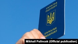 Пропозиція з’явилася через кілька годин після того, як президент Росії розширив категорії громадян України, які можуть претендувати на російський паспорт