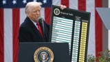 Президент США Дональд Трамп на пресс-конференции, где он объявил миру торговую войну. Вашингтон, 2 апреля 2025 года