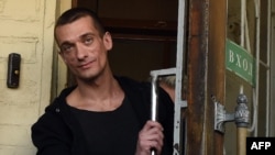 Петро Павленський виходить з будівлі суду. Москва, 8 червня 2016 року