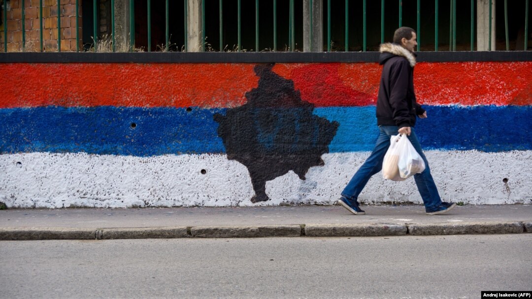 Mural u boji zastave Srbije i detalj mape Kosova, Beograd, 2018.
