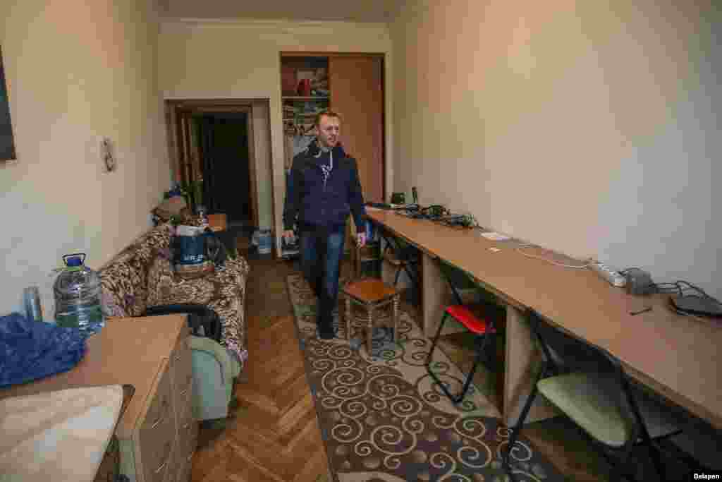 Милиция техникаларын тәркілеп кеткен "Белсат" телеарнасы кеңсесіндегі журналистердің жұмыс орны.