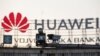 Fotografija zabeležena 12. avgusta 2020. u centru Beograda. Iza kamere za osmatranje prilika u gradu, nazire se reklama za kinesku kompaniju Huawei. 