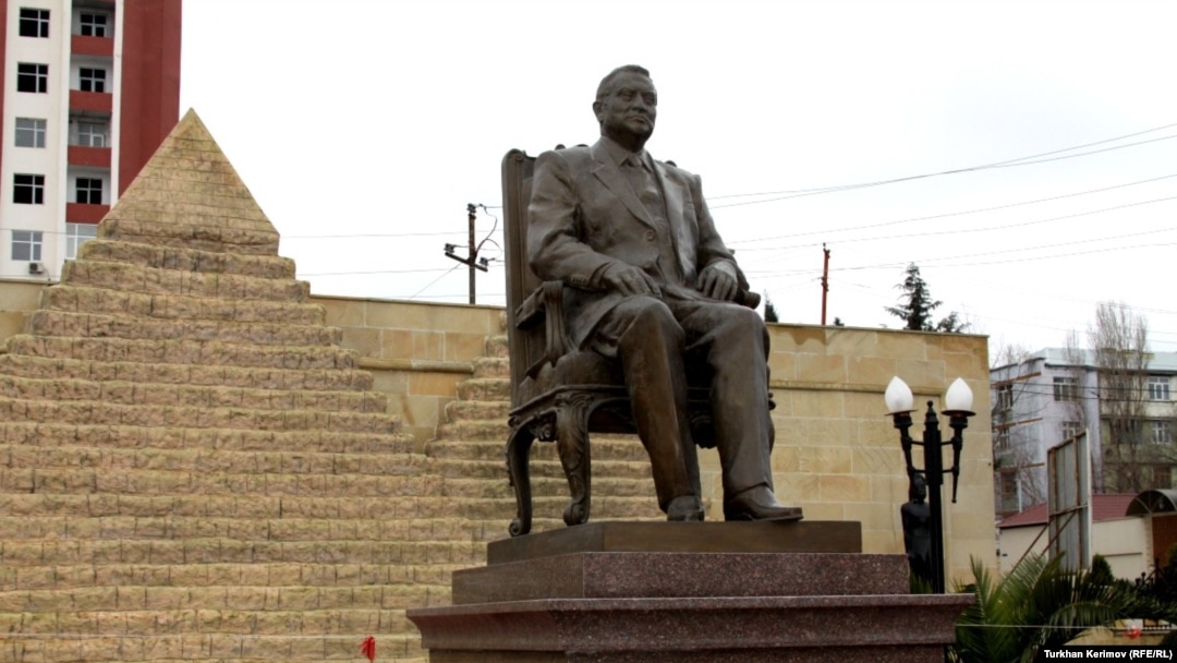 Azerbaijan - Monument of Egypt president Hosni Mubarak in Baku Khirdalan - 31Jan2011