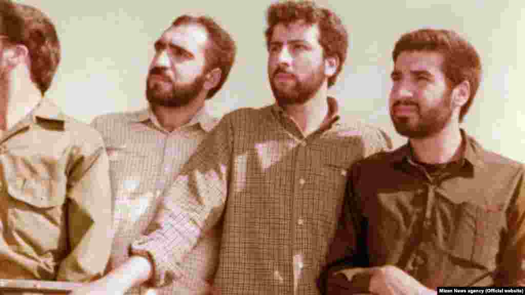 ابراهیم رئیسی سال ۱۳۳۹ در مشهد به دنیا آمد و پس از گذراندن تحصیلات دورهٔ ابتدایی، دروس حوزوی را نخست در مشهد و از سال ۱۳۵۴ در قم ادامه داد. او (نفر دوم از راست) در این تصویر که تاریخ ثبت آن نامشخص است در کنار احمد مروی (نفر دوم از چپ) دیده می&zwnj;شود؛ فردی که پس از ابراهیم رئیسی به عنوان تولیت آستان قدس رضوی جانشین او شد.