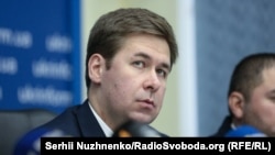 У 2015 році Ілля Новіков отримав посвідчення адвоката в Україні