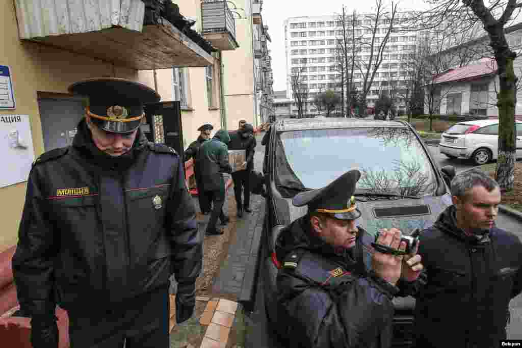 Милиция қызметкерлері "Белсат" спутниктік телеарнасының Минскідегі кеңсесінен барлық техникаларды алып кеткен.