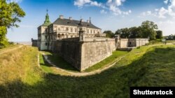 Завдяки проєкту «Україна поруч» (Ukraine Is Here) можна здійснити віртуальну мандрівку, наприклад, Підгорецьким замком на Львівщині, а також й іншими перлинами архітектури України