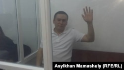Журналист Жанболат Мамай на скамье подсудимых. Алматы, 21 августа 2017 года.