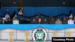 آیت‌الله علی خامنه‌ای در مراسم اعطای سردوشی دانشجویان دانشگاههای افسری ارتش جمهوری اسلامی ایران