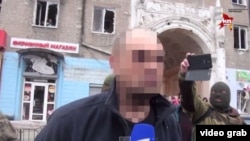 Олег Кузьміних у полоні в Донецьку, 22 січня 2015 року. Ми зробили тоді нечітким його обличчя через принизливу ситуацію, в яку його поставили сепаратисти