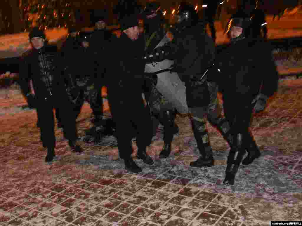 У Мінську в день виборів президента Білорусі відбулися сутички опозиції і правоохоронців