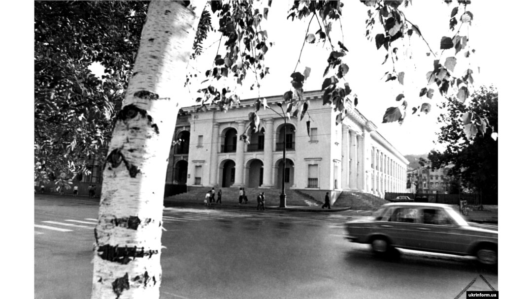 Експерти кажуть, що приміщення Гостинного двору невеликі і не пристосовані для сучасних музеїв. Фото Володимира Фаліна. 1986 рік. Із фондів УКРІНФОРМу