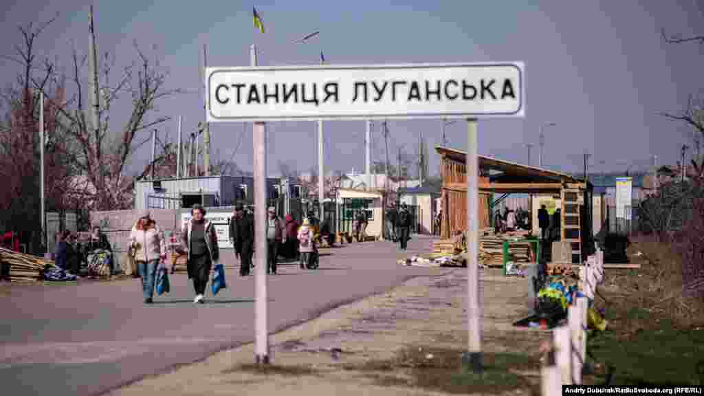 КПВВ «Станиця Луганська» у день виборів працював у штатному режимі. Хоча людей із непідконтрольної території йшло менше, ніж зазвичай
