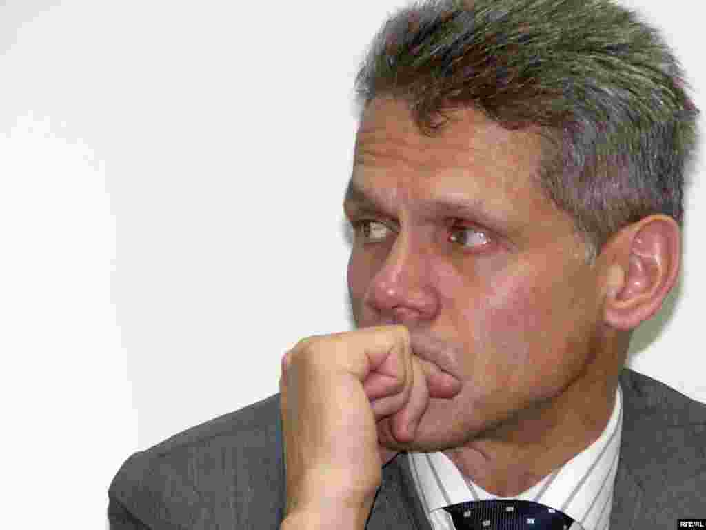 Адвокат Виталий Воронов. - Сотта Жовтисті адвокат Виталий Воронов қорғады. Воронов 1999 жылы оппозиция көсемі Әкежан Қажыгелдинмен қарым-қатынасын күрт үзгендігімен де көпшілікке жақсы танымал. Алайда бұл жағдай бірқатар қоғамдық орталардың Вороновты қайта қабылдауына кедергі болған жоқ. 2003 жылы ол Сергей Дувановты қорғады, сот тәуелсіз журналисті қылмыстық жазамен үш жарым жылға түрмеге жапқан еді.