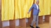 Călin Georgescu iese dintr-o secție de vot. El a candidat pentru Președinția României în 2024, înainte ca alegerile să fie anulate. 