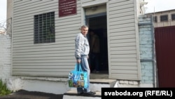 Павал Левінаў каля турмы